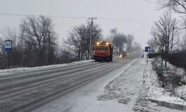 На национальных трассах Молдовы сохраняются сложные зимние условия:
