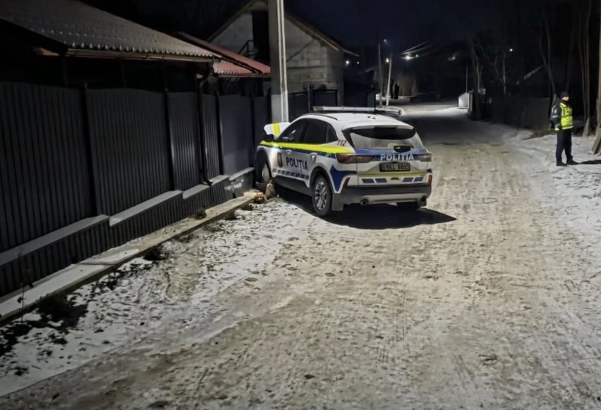 В Каларашском районе автомобиль полиции врезался в электрический столб