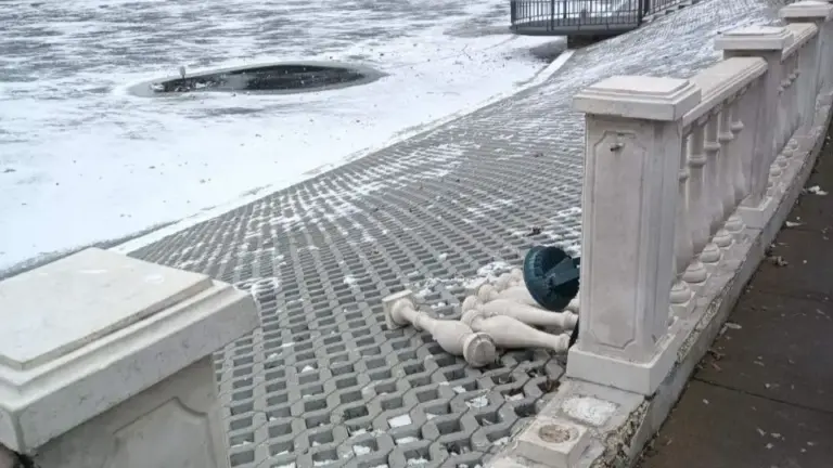 в парке на Рышкановке сломали балюстраду и разбили фонари