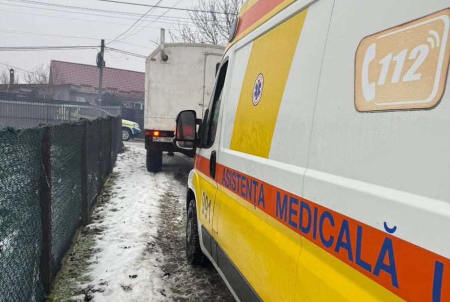 В Вулканештах из-за гололёда застряла машина скорой помощи