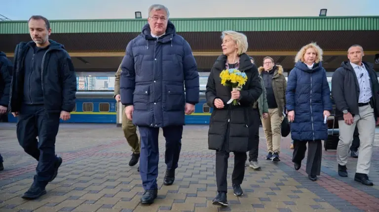 Европейские лидеры прибыли в Киев в четвертую годовщину войны и почтили память погибших украинцев