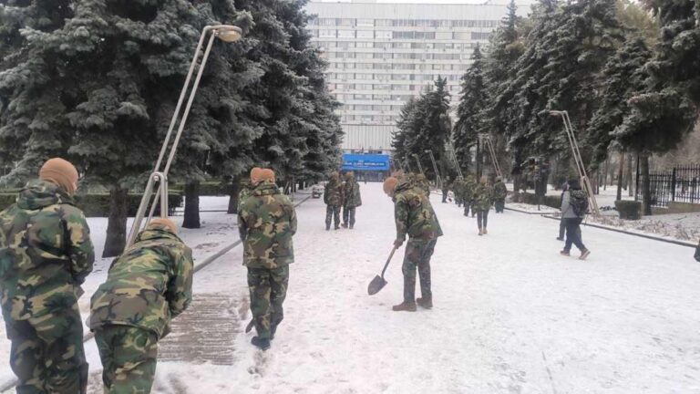 В Молдове военные помогают бороться с гололёдом,