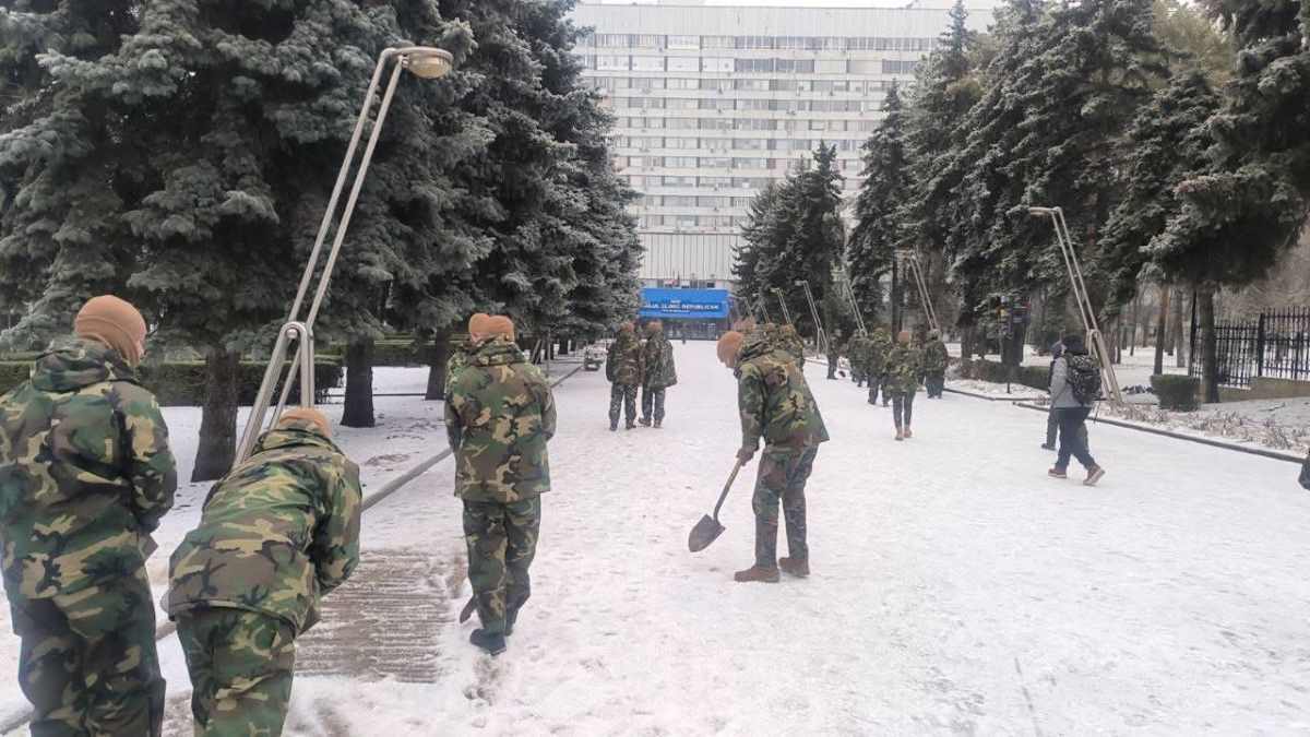 В Молдове военные помогают бороться с гололёдом,