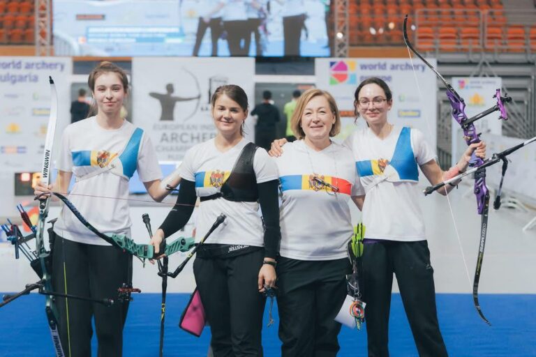 В финале команда в составе Александры Мырки, Николь Стряпуниной и Касандры Берзан обыграла сборную Грузии со счетом 5-4.