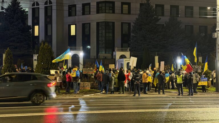 Антивоенный протест у посольства РФ в Кишиневе