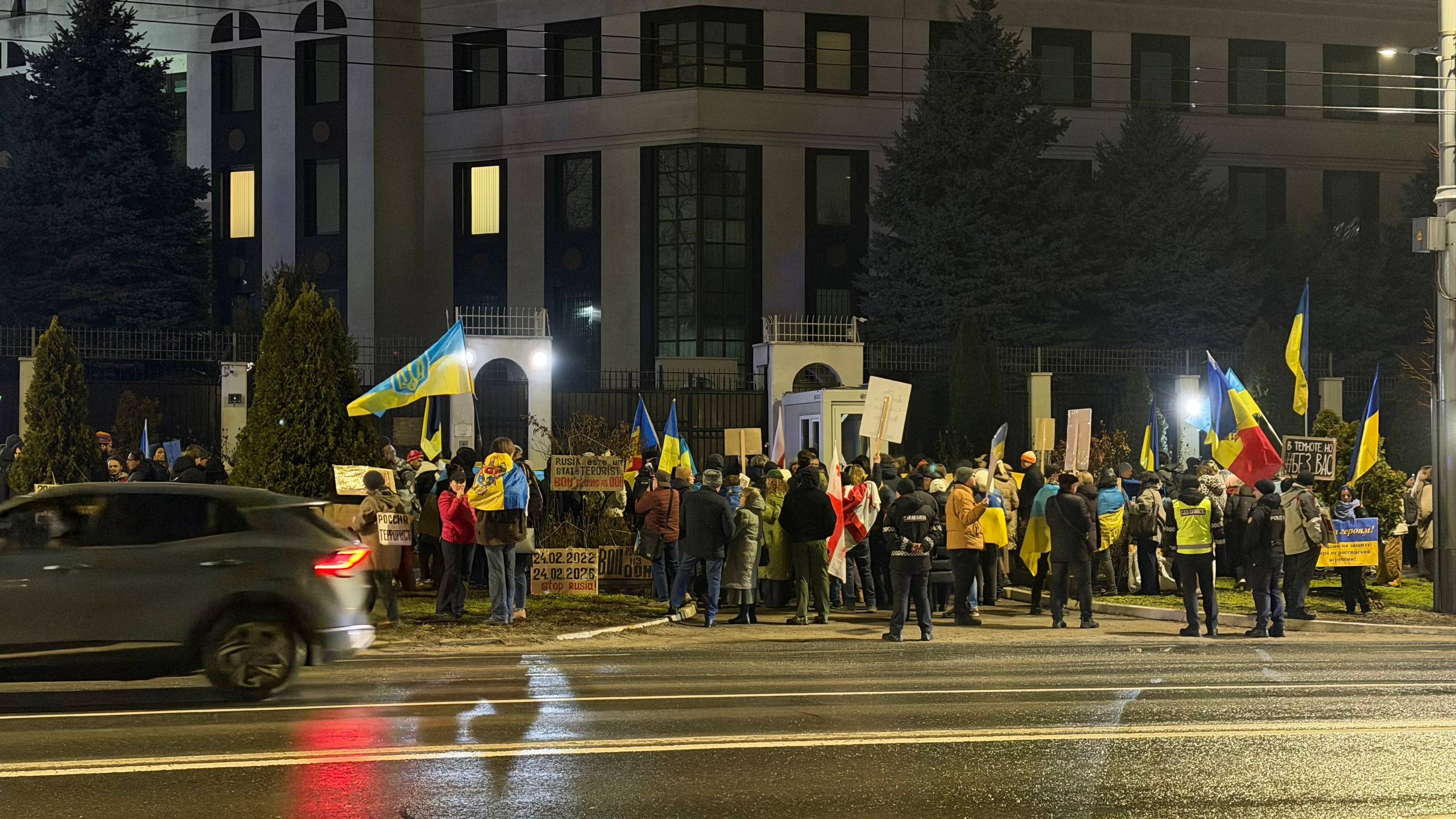Антивоенный протест у посольства РФ в Кишиневе