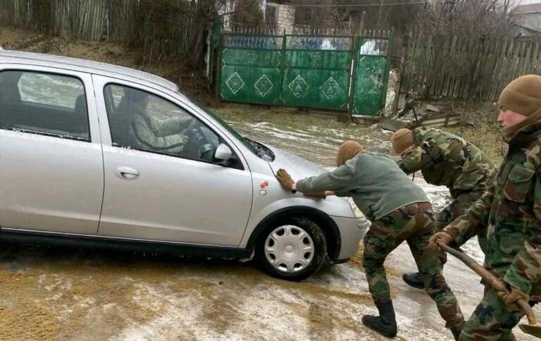 Гололёд в Молдове: к расчистке улиц подключили армию и спецназ