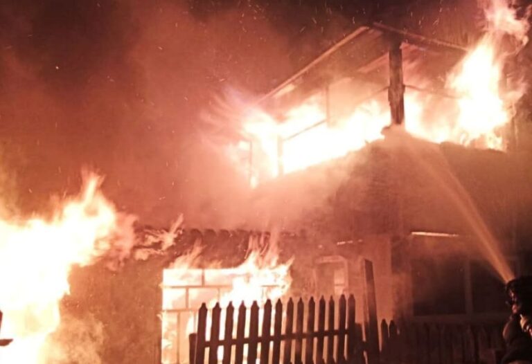 Два пожара за вечер: в Сынжерее полностью сгорел жилой дом, хозяина госпитализировали