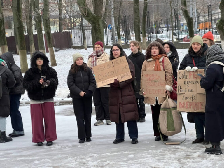 «Увольнения недостаточно»: у Минздрава прошла акция протеста по делу врача Мештешуга