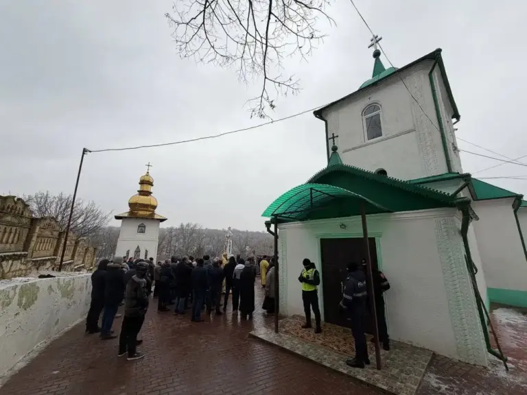 Молдавская митрополия требует вернуть ей церковь в Деренеу, обвиняя оппонента в подделке подписей