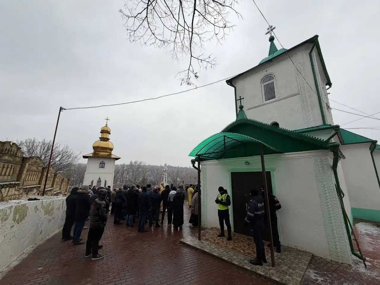 Молдавская митрополия требует вернуть ей церковь в Деренеу, обвиняя оппонента в подделке подписей