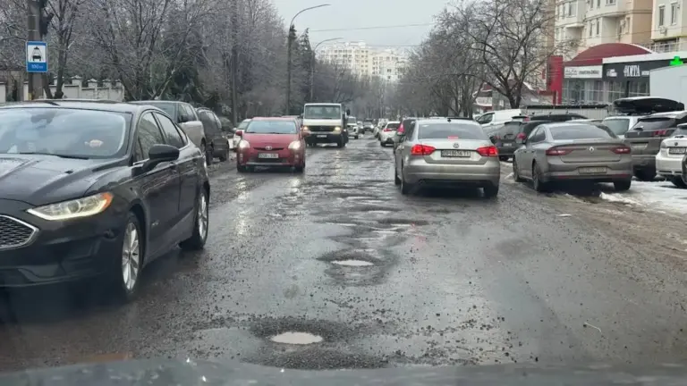 Кто занимался дорогами Кишинёва, которые этой зимой превратились в решето