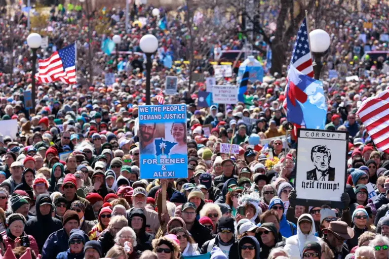 В тысячах городов США прошли митинги против Трампа под лозунгом «Нет королям»