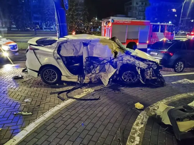 (ФОТО, ВИДЕО) Ночная авария на Дачии: Mercedes протаранил такси, двое молодых людей в больнице