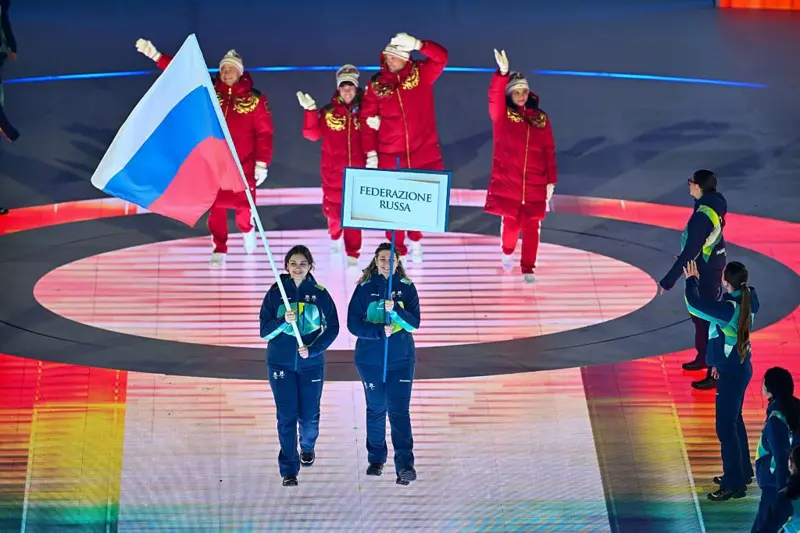 Российская команда впервые с 2014 года вышла на параде спортсменов под своим государственным флагом.