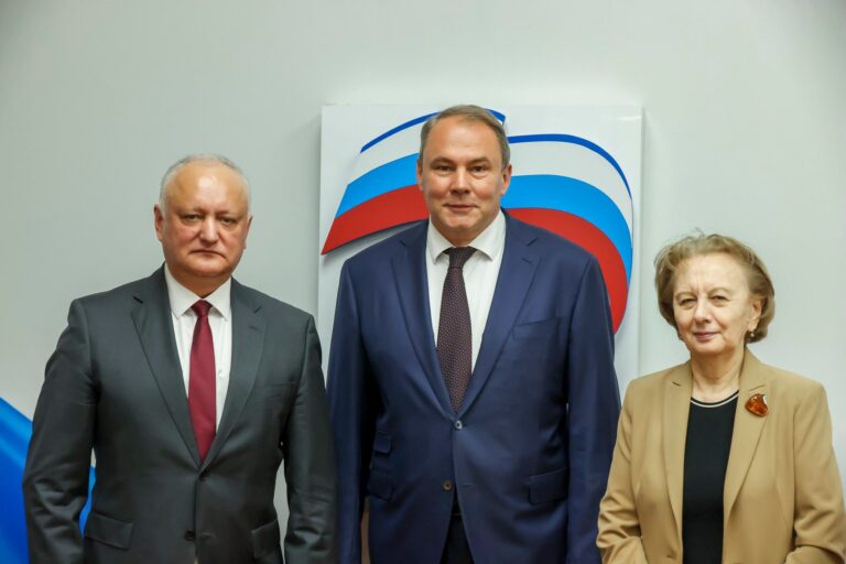 Додон поехал в Москву жать руки путинистам в годовщину освобождения Бучи