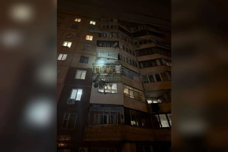 Дрон попал в многоэтажку в Одессе: повреждены этажи, есть пострадавший