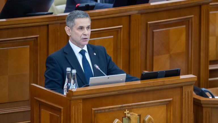 Министр обороны Молдовы почти 4 часа отвечал на вопросы депутатов