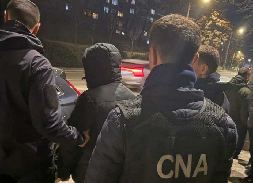 Инспектора по охране окружающей среды задержали с поличным при получении взятки