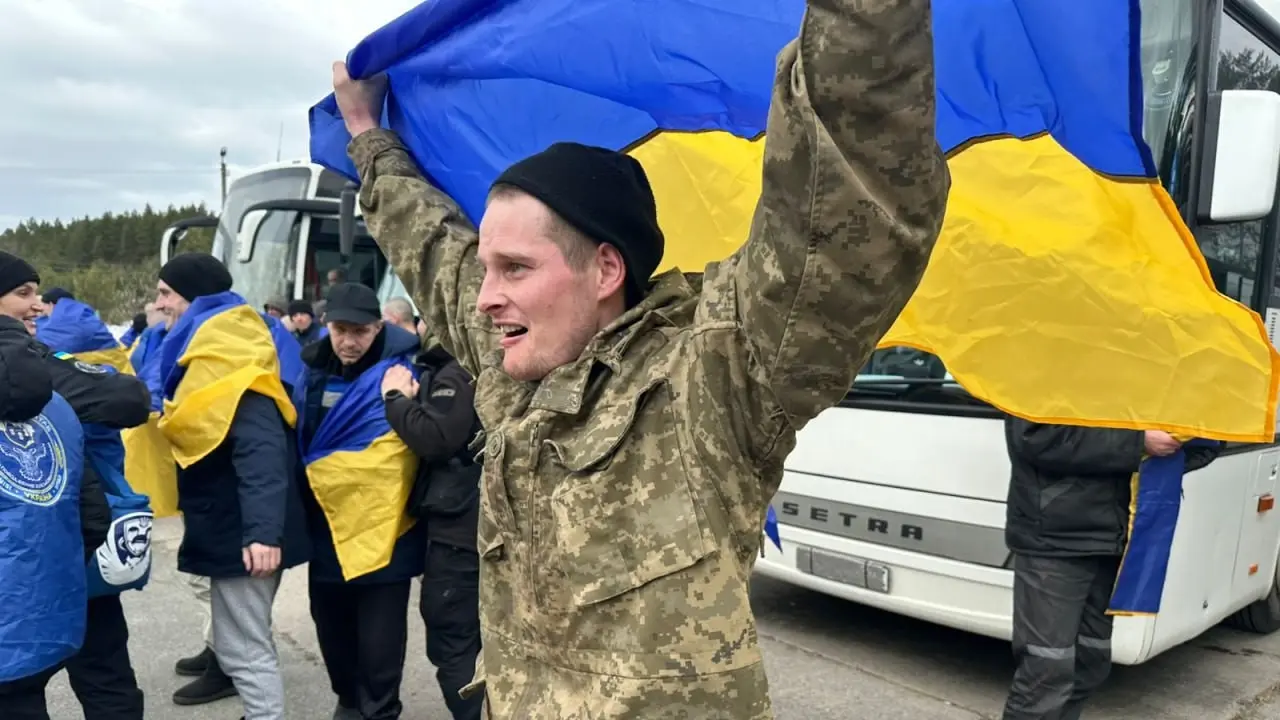 Украина вернула из плена ещё 300 военных и 2 гражданских