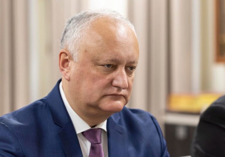 Депутат на содержании Москвы: российские деньги семьи Додона