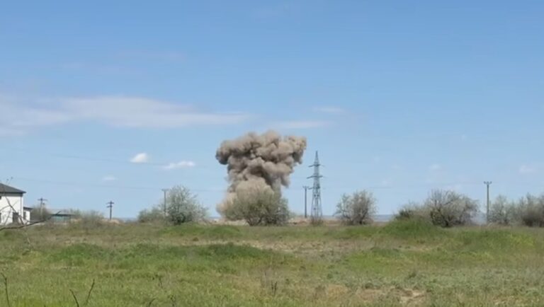 Фрагменты беспилотника вывезли на берег озера Братеш и подорвали в специально подготовленной зоне, с соблюдением мер безопасности. Дрон в Галаце