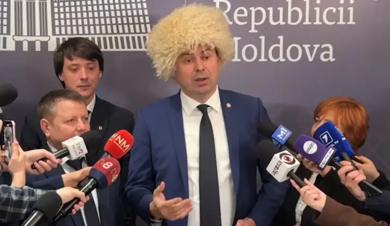 Костюк сменил кушму на папаху и стал рассказывать о «суверенном пути» Грузии
