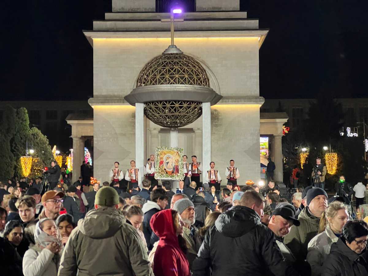 Священнослужители Митрополии Молдовы привезли огонь в аэропорт Кишинёва, после чего доставили его в Кафедральный собор Рождества Христова и передали митрополиту Владимиру.