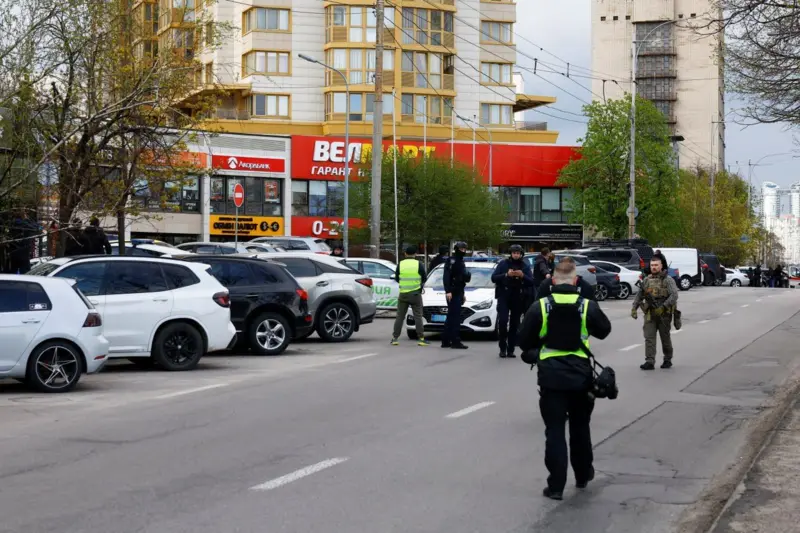 18 апреля в Киеве мужчина открыл стрельбу по людям в Голосеевском районе и захватил заложников в супермаркете.