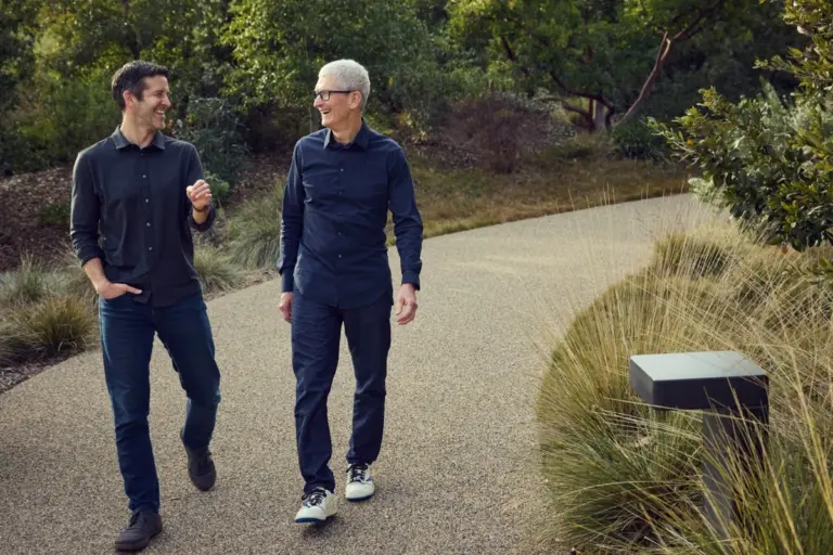 Тим Кук покидает пост гендиректора Apple