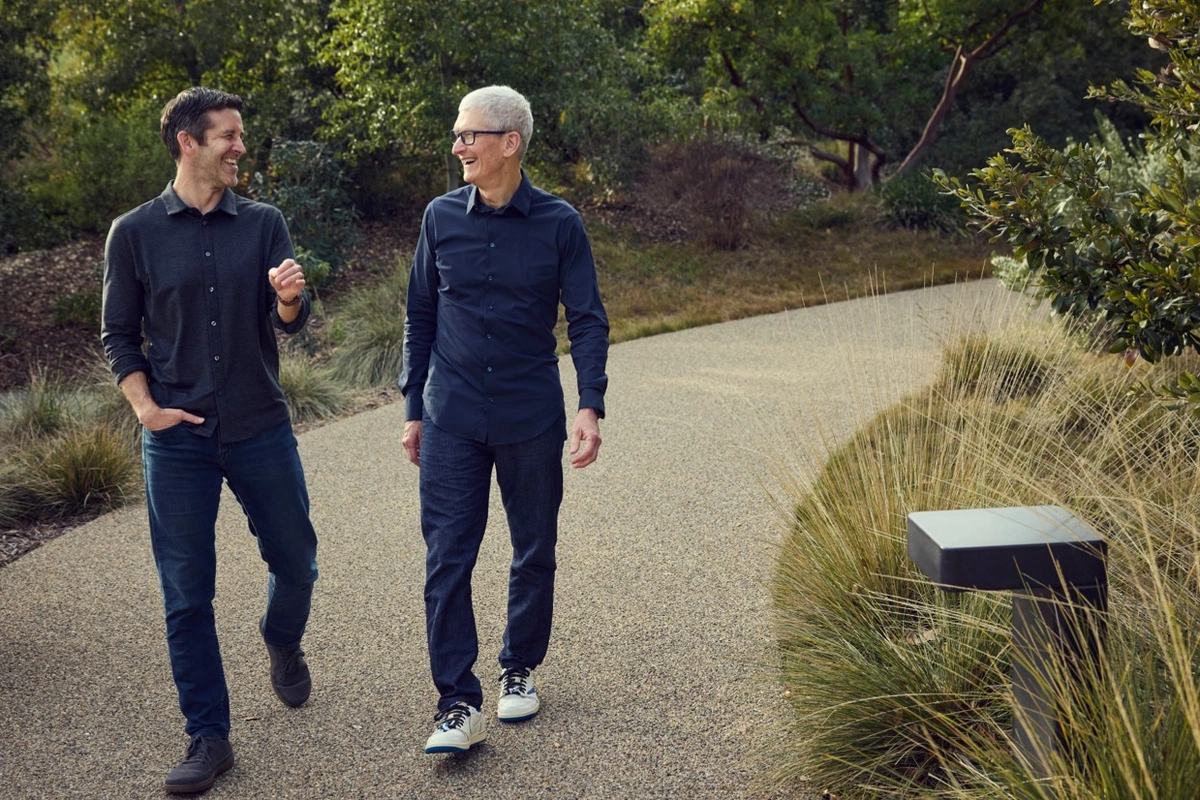 Тим Кук покидает пост гендиректора Apple