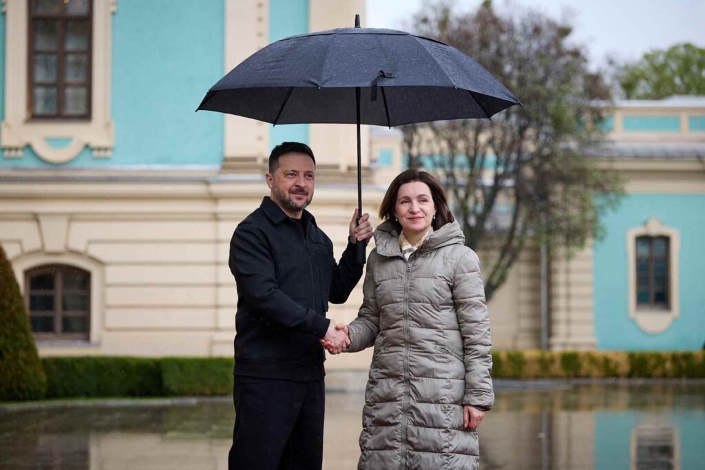 Президент Украины Владимир Зеленский принял в Киеве президента Молдовы Майю Санду. Встреча прошла в день 40-летия аварии на Чернобыльской АЭС.