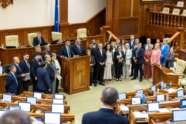 Депутату Вершинину запретили выступать в парламенте, оппозиция покинула заседание