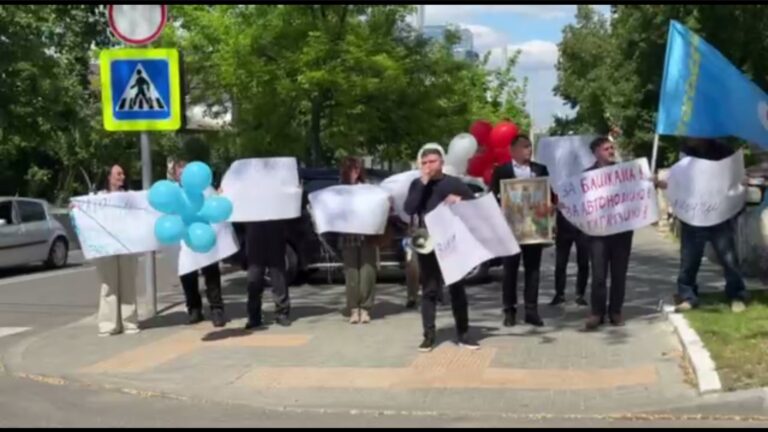 У тюрьмы №13 прошла немногочисленная акция в поддержку Гуцул