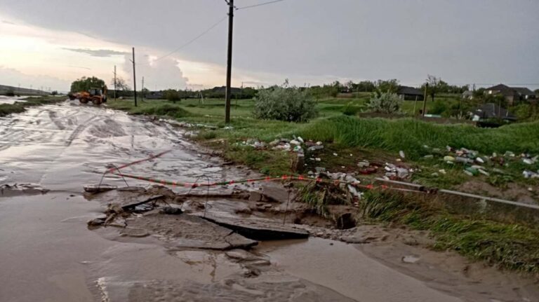 В селе Чишмикиой в Гагаузии поток воды разрушил мост. Вода затопила дороги, поля и огороды.