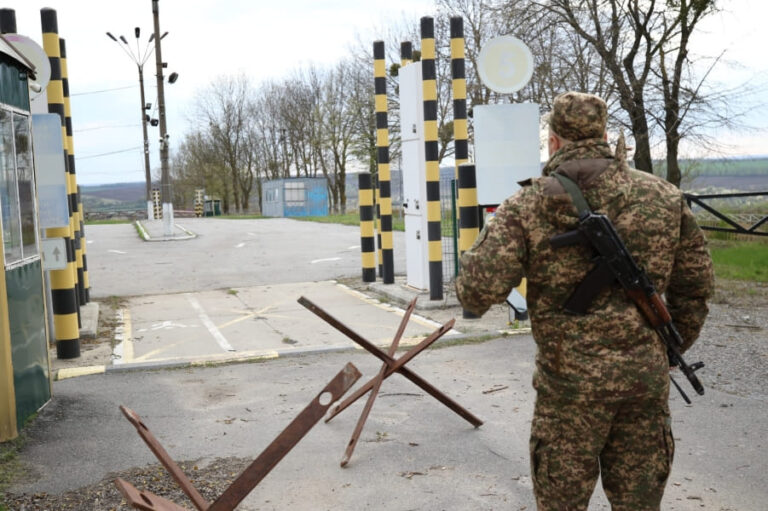 [ФОТО] Как выглядит граница Украины со стороны Приднестровья: мины, рвы и линия обороны