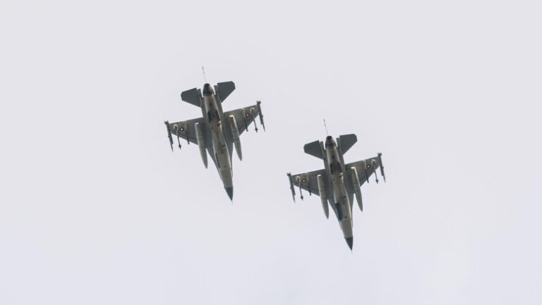 с авиабазы Фетешть поднялись в воздух два истребителя F-16 Fighting Falcon.
