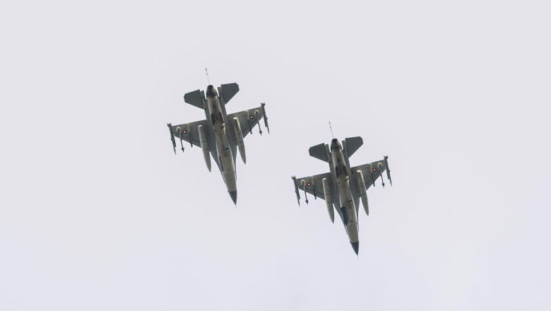 с авиабазы Фетешть поднялись в воздух два истребителя F-16 Fighting Falcon.