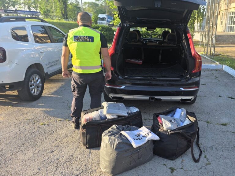 В Кирсово остановили автомобиль, перевозивший крупную партию одежды без документов
