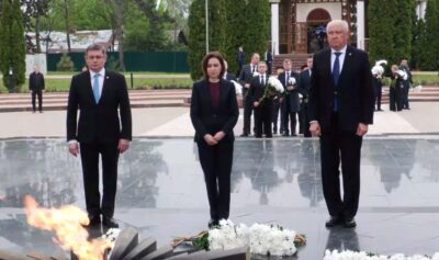 В Кишиневе 9 мая руководство страны возложило цветы к памятнику «Скорбящая мать» на мемориальном комплексе «Вечность».