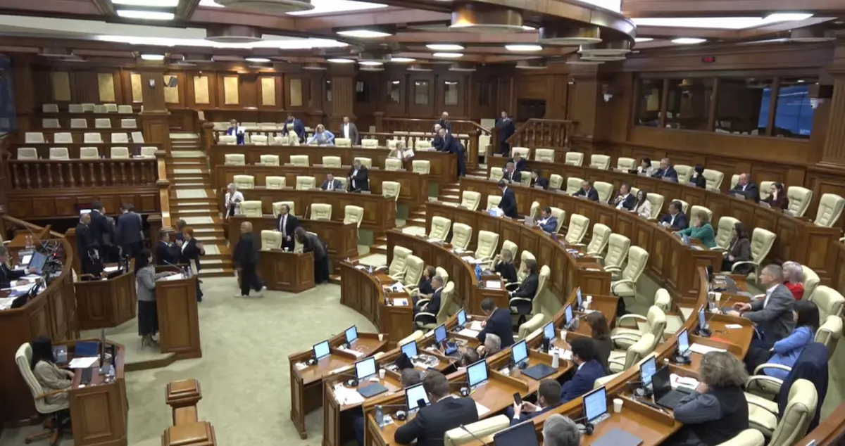 PAS принимает новый Кодекс работы парламента — оппозиция недовольна и покинула заседание