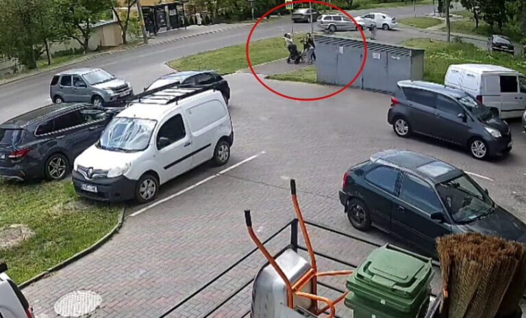 (ВИДЕО) В Кишинёве электросамокат сбил женщину с младенцем в коляске: её муж обвиняет полицию в бездействии