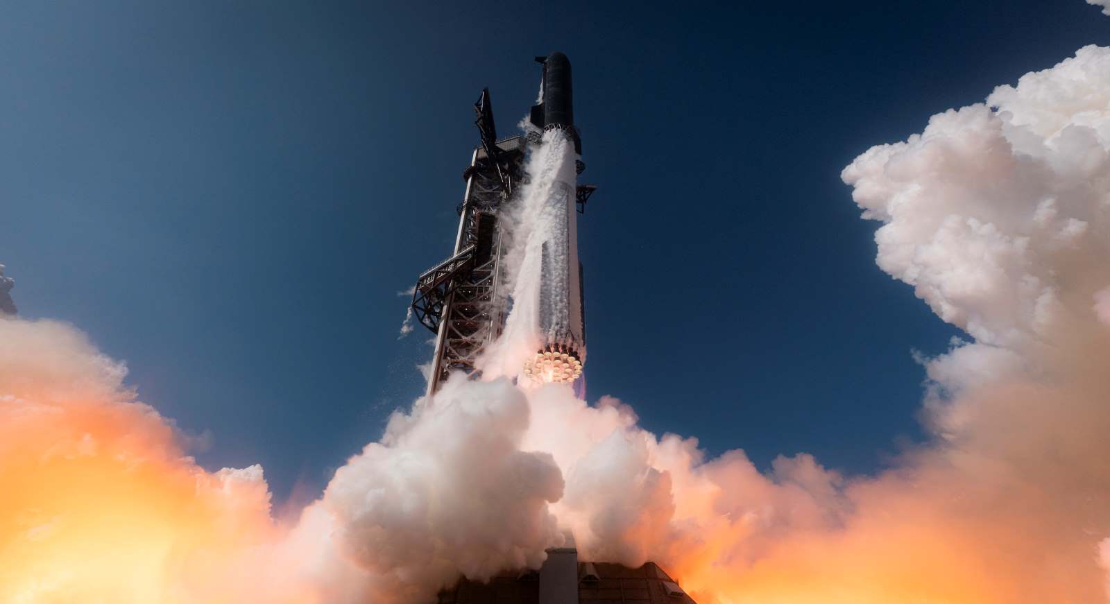 Компания SpaceX провела успешный испытательный запуск сверхтяжелой ракеты Starship V3