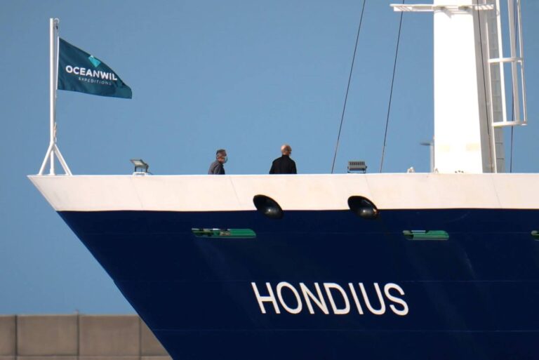 Пассажиры на палубе круизного лайнера MV Hondius после его прибытия в порт Гранадилья на Тенерифе, Испания,