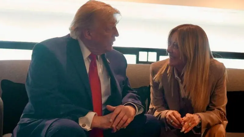 Дональд Трамп беседует с Джорджей Мелони на саммите G7 в Эвиан-ле-Бен, Франция, 17 июня