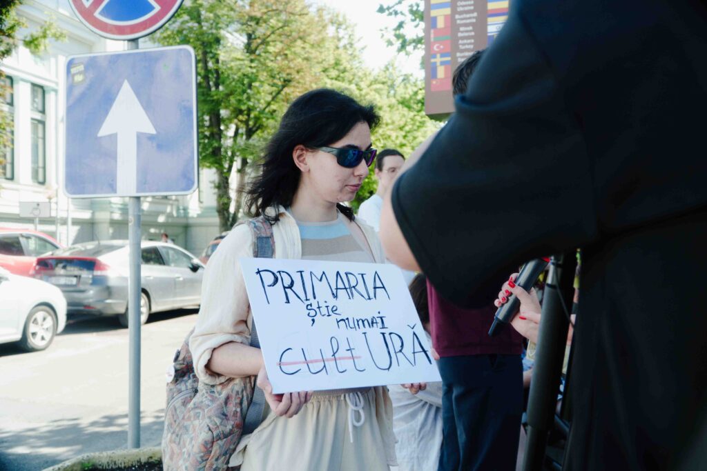 у примарии Кишинева прошла акция протеста после демонтажа “Открытой квартиры”