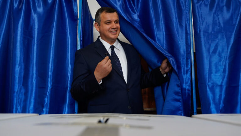 Новым премьер-министром Румынии назначен Еуджен Томак