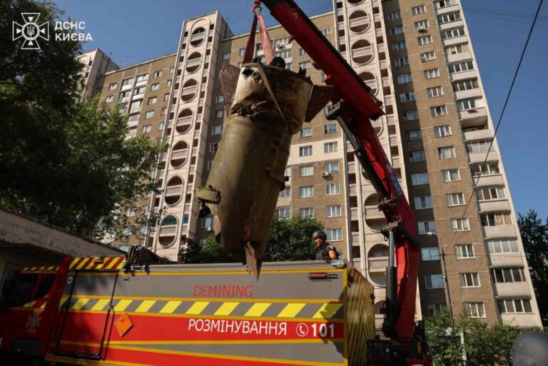 в Киеве возле многоэтажного жилого дома обнаружили боевую часть российской ракеты.