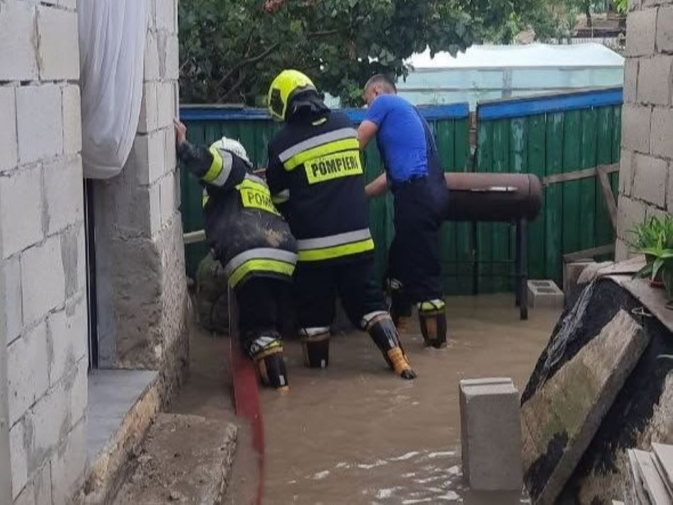 Ливни в Молдове: спасатели откачивают воду и буксируют автомобили