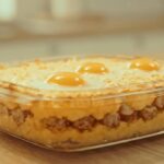 Мамалыга слоями со свининой, брынзой и яйцами: традиционный рецепт по-румынски